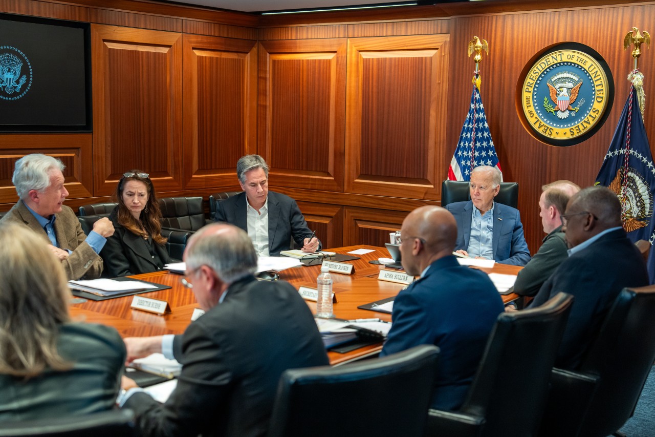 Η συνάντηση του Αμερικανού προέδρου Τζο Μπάιντεν με μέλη του Συμβουλίου Εθνικής Ασφαλείας, μετά την χθεσινοβραδινή επίθεση του Ιράν στο Ισραήλ EPA/ADAM SCHULTZ / HANDOUT HANDOUT EDITORIAL USE ONLY/NO SALES HANDOUT EDITORIAL USE ONLY/NO SALES