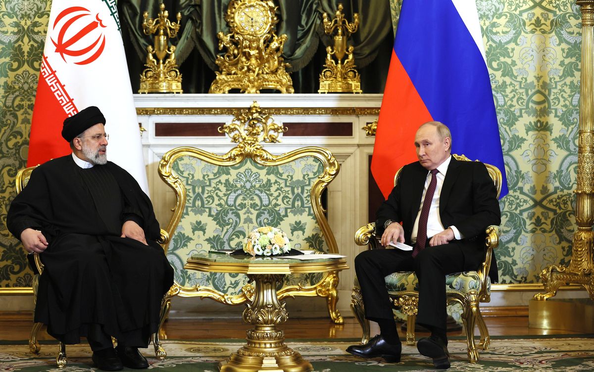 Ο Ιρανός πρόεδρο Εμπραχίμ Ραΐσι και ο Ρώσος πρόεδρος Βλαντιμίρ Πούτιν © EPA/PAVEL BEDNYAKOV