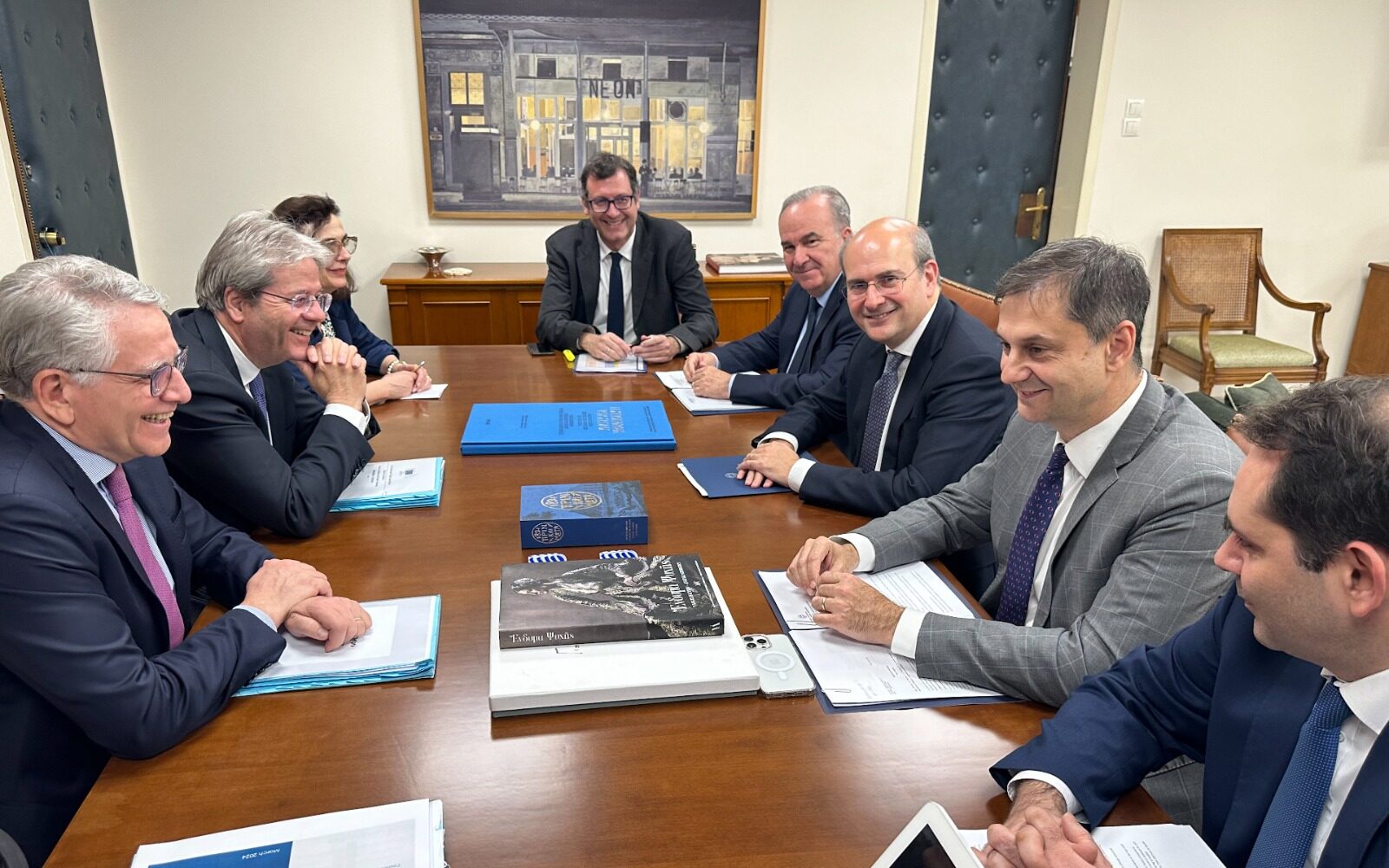 Από την επίσκεψη του Πάολο Τζεντιλόνι στο υπουργείο Οικονομικών © ΔΤ