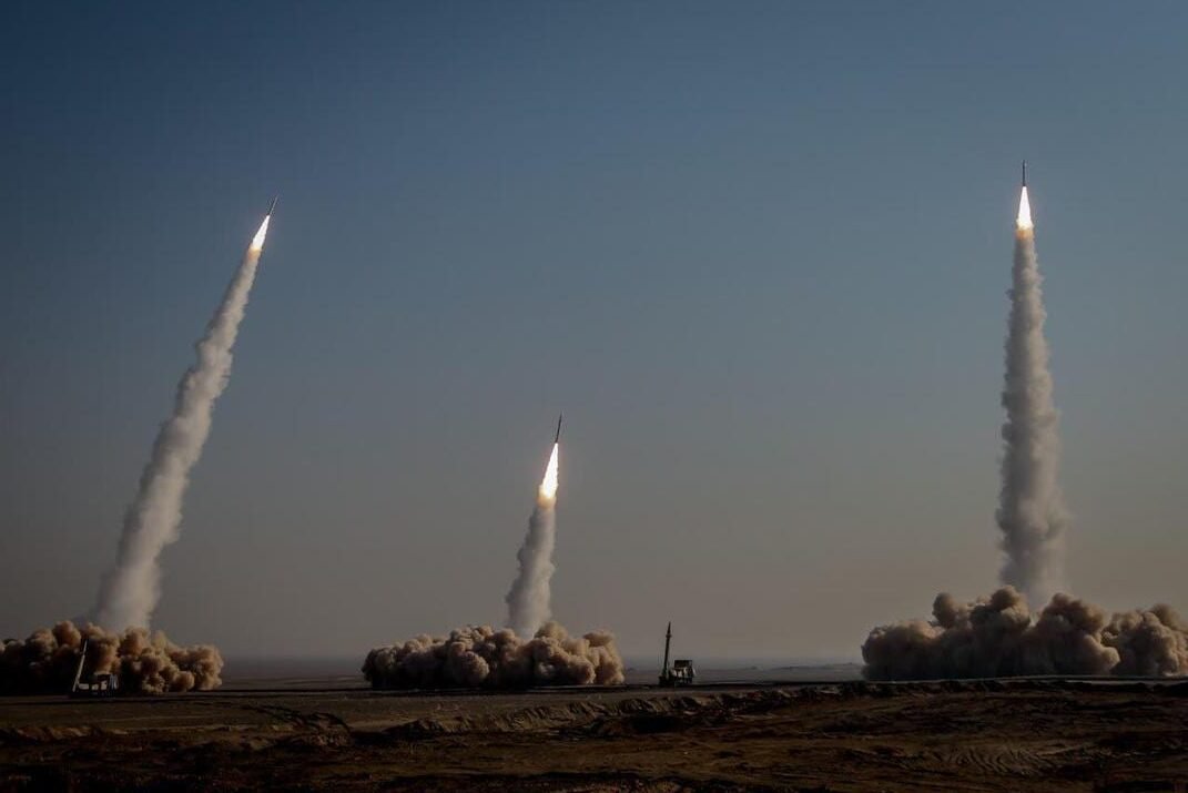 H επίθεση Ιρανικών πυραύλων προς το Ισραήλ X@CollinRugg