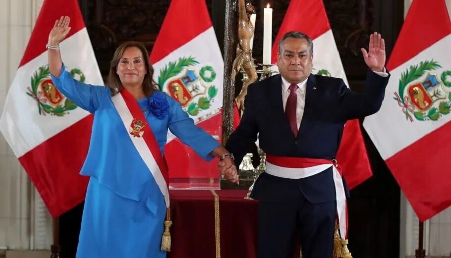 Η πρόεδρος του Περού Dina Boluarte (ορκίζει τον Gustavo Adrianzen ως νέο πρωθυπουργό της στο κυβερνητικό μέγαρο στη Λίμα@EPA, Paolo Aguilar