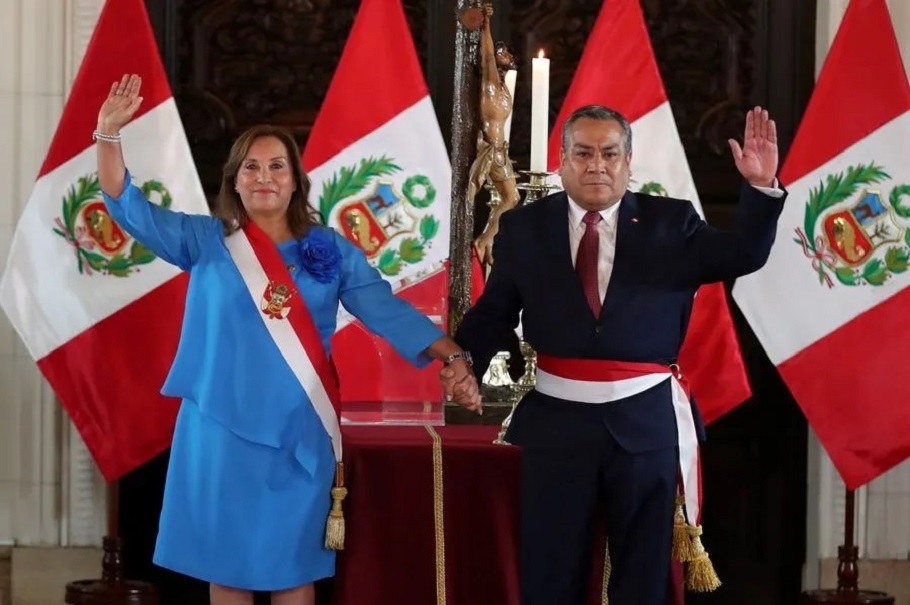 Η πρόεδρος του Περού Dina Boluarte (ορκίζει τον Gustavo Adrianzen ως νέο πρωθυπουργό της στο κυβερνητικό μέγαρο στη Λίμα@EPA, Paolo Aguilar