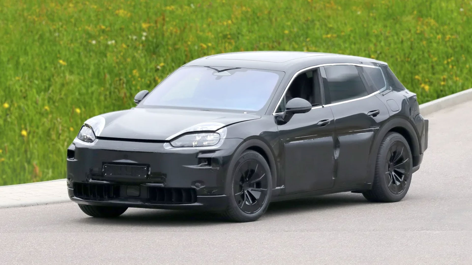 Η νέα 7θέσια Porsche εντοπίστηκε σε δοκιμές