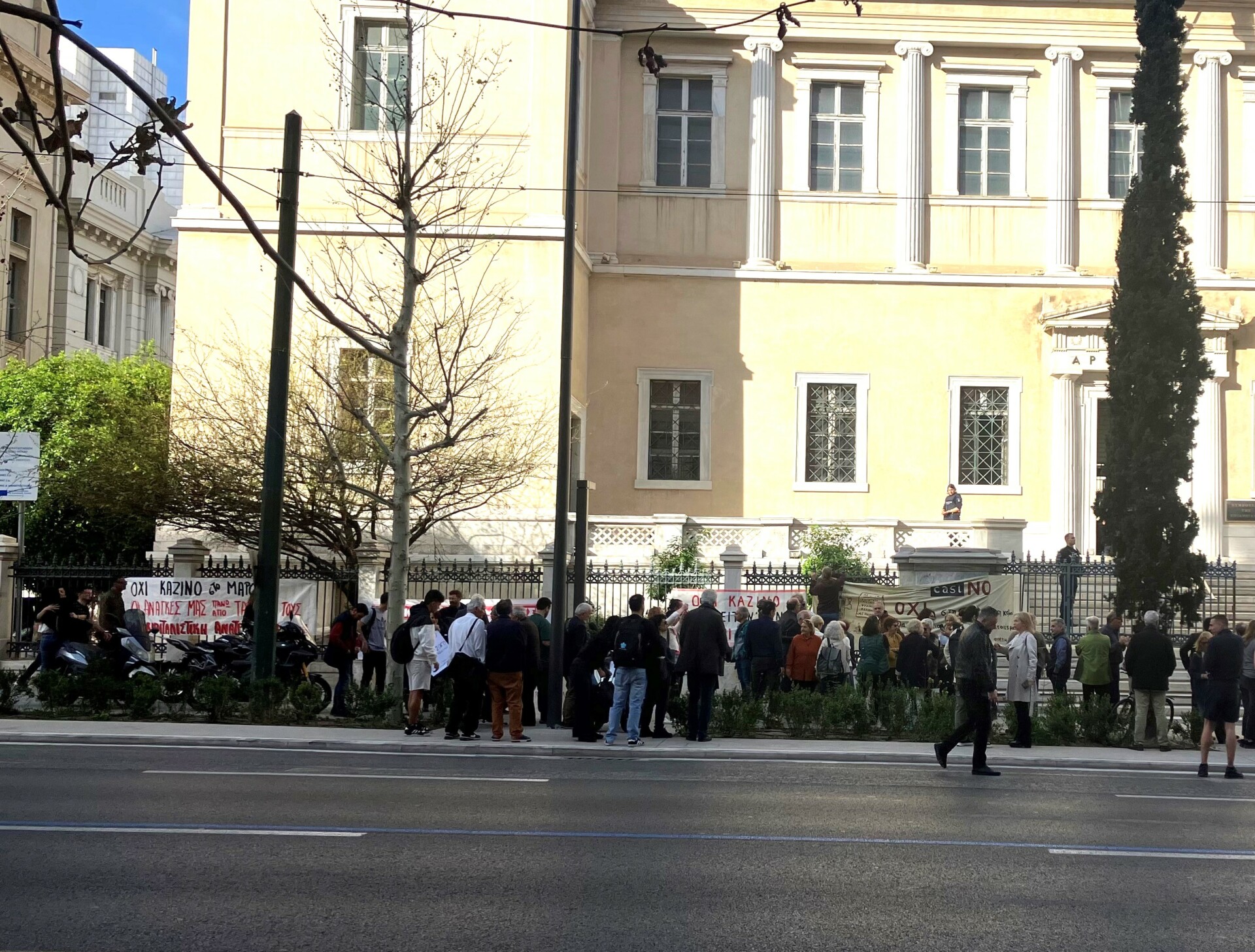 Συγκεντρωμένοι κάτοικοι των Βορείων Προαστίων έξω από το ΣτΕ