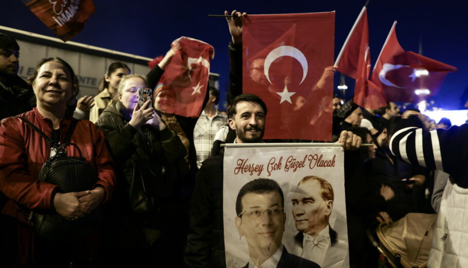 Οπαδοί του κεμαλικού CHP με φωτογραφίες του Εκρέμ Ιμάμογλου πανηγυρίζουν στους δρόμους της Κωνσταντινούπολης © EPA/ERDEM SAHIN