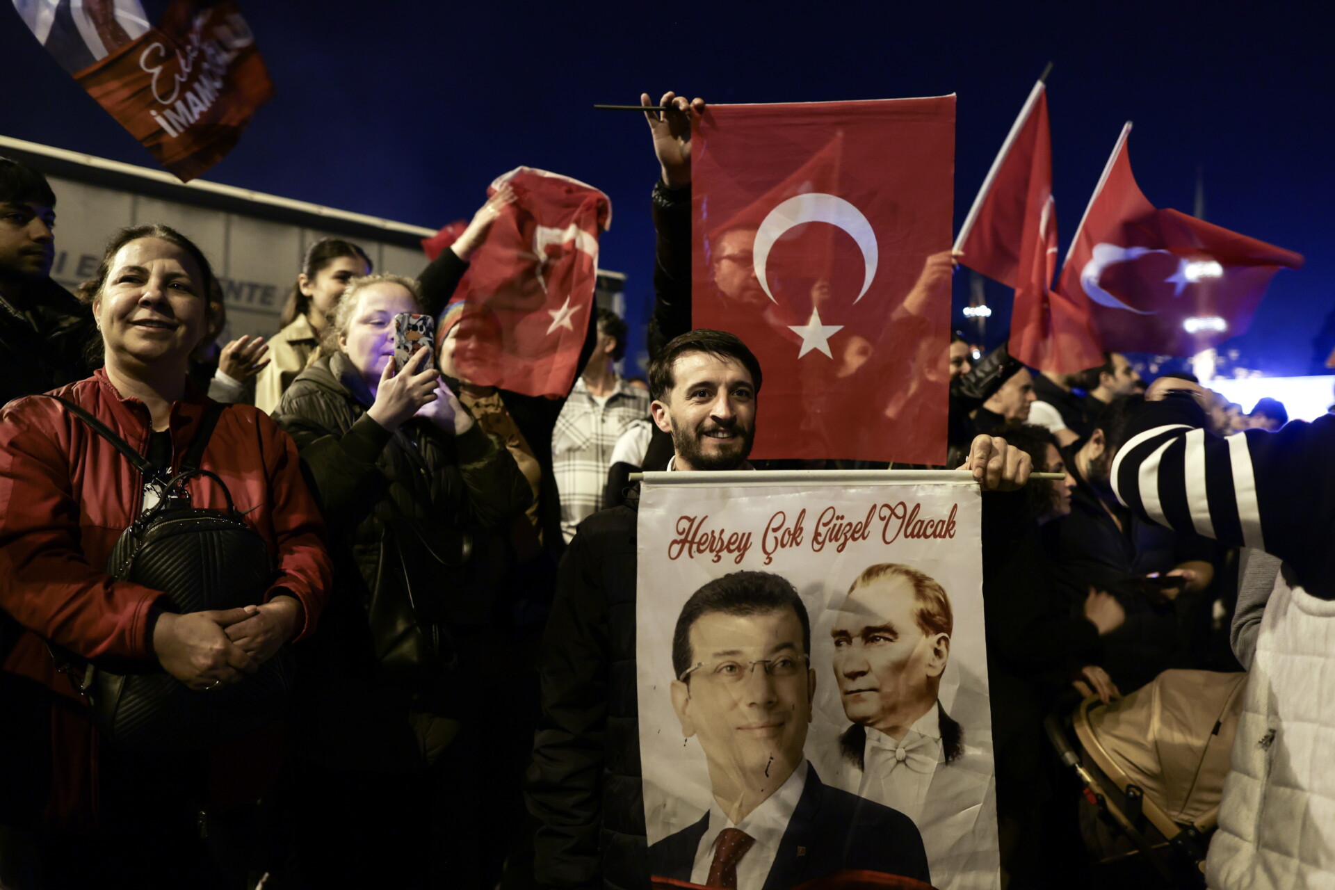 Οπαδοί του κεμαλικού CHP με φωτογραφίες του Εκρέμ Ιμάμογλου πανηγυρίζουν στους δρόμους της Κωνσταντινούπολης © EPA/ERDEM SAHIN