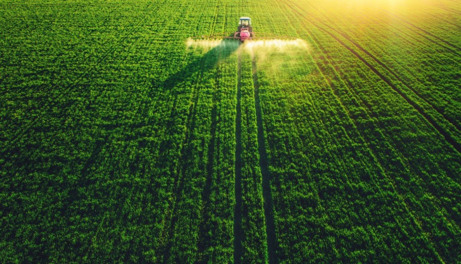 Αγρότης με τρακτέρ στο χωράφι © ΔΤ/Smart Droplets Academy