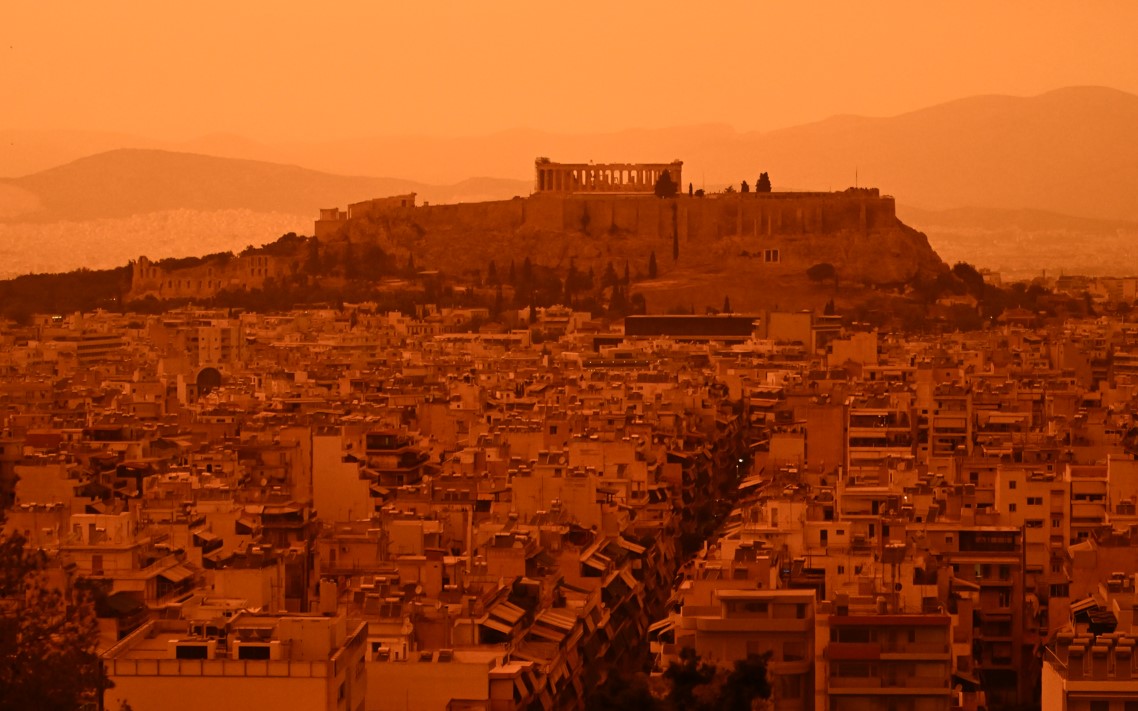 Αφρικανική σκόνη: Απόκοσμο σκηνικό στον ουρανό της Αθήνας