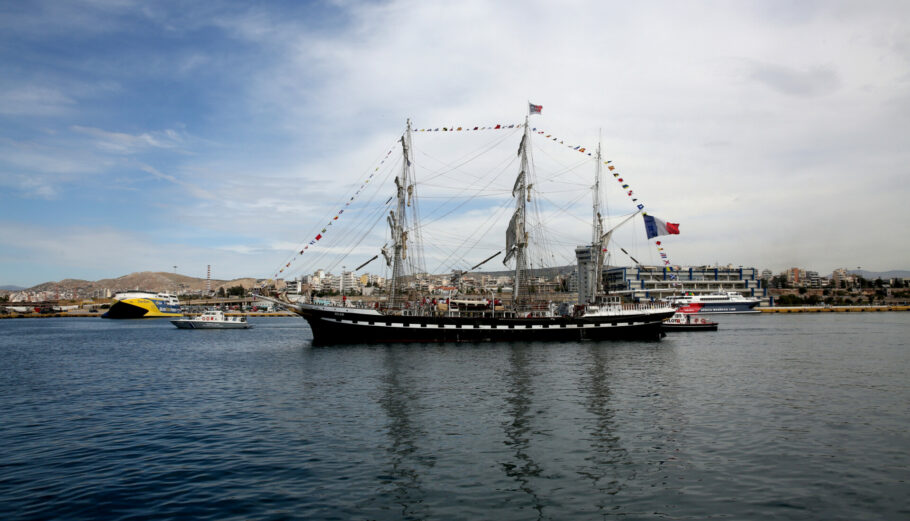 Το ιστορικό τρικάταρτο ιστιοφόρο Belem, το οποίο θα μεταφέρει την Ολυμπιακή Φλόγα στο λιμάνι της Μασσαλίας για τους Ολυμπιακούς Αγώνες "Παρίσι 2024", αναχωρεί από το λιμάνι του Πειραιά © ΑΠΕ-ΜΠΕ/Αλέξανδρος Μπελτές