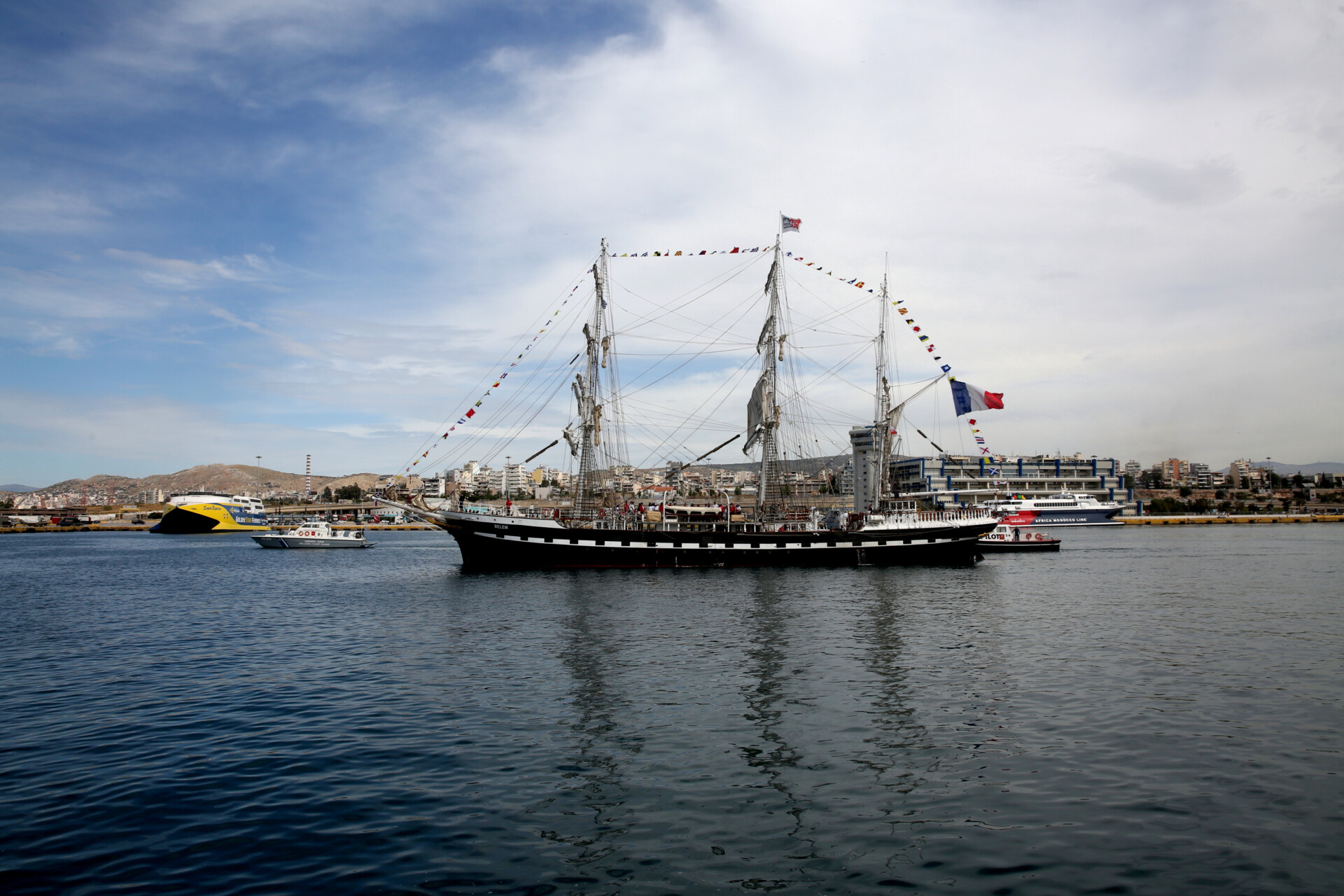 Το ιστορικό τρικάταρτο ιστιοφόρο Belem, το οποίο θα μεταφέρει την Ολυμπιακή Φλόγα στο λιμάνι της Μασσαλίας για τους Ολυμπιακούς Αγώνες "Παρίσι 2024", αναχωρεί από το λιμάνι του Πειραιά © ΑΠΕ-ΜΠΕ/Αλέξανδρος Μπελτές