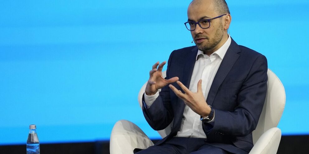 Google: Νέα ηγετική θέση στον Σερ Ντέμη Χασάμπη για να κερδίσει την κούρσα της ΑΙ