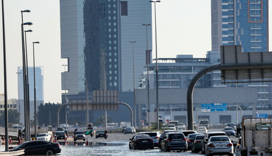 Πλημμύρες στο Ντουμπάι © EPA/ALI HAIDER