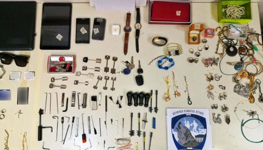 Τα κατασχεθέντα αντικείμενα από την εγκληματική οργάνωση © ΕΛΑΣ