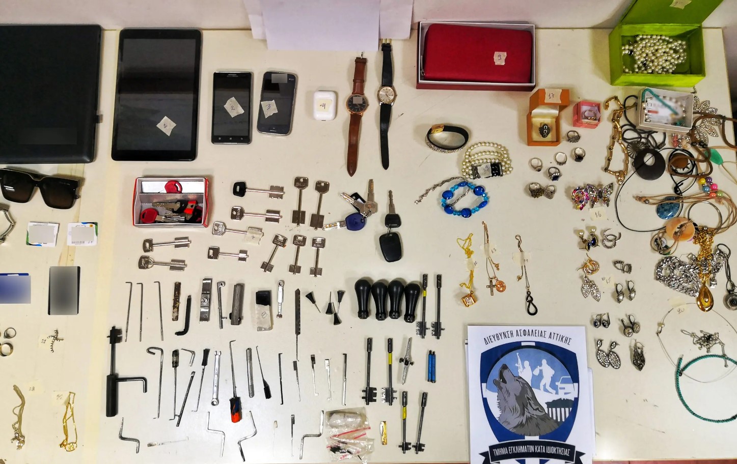 Τα κατασχεθέντα αντικείμενα από την εγκληματική οργάνωση © ΕΛΑΣ
