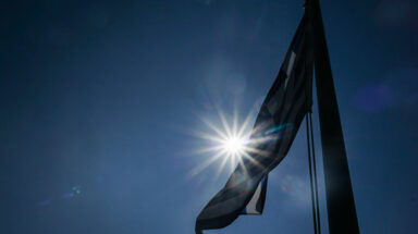 Ελληνική σημαία © EUROKINISSI/ΘΑΝΑΣΗΣ ΚΑΛΛΙΑΡΑΣ