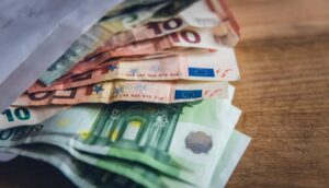 Eπίδομα 391 ευρώ: Ποιοι οι δικαιούχοι, πότε ξεκινούν οι αιτήσεις