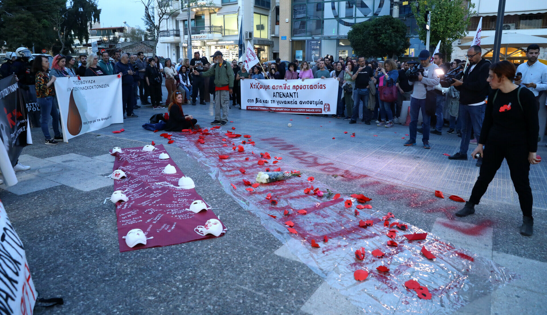 Συγκέντρωση διαμαρτυρίας στους Αγίους Αναργύρους για τη γυναικοκτονία της 28χρονης © Intime