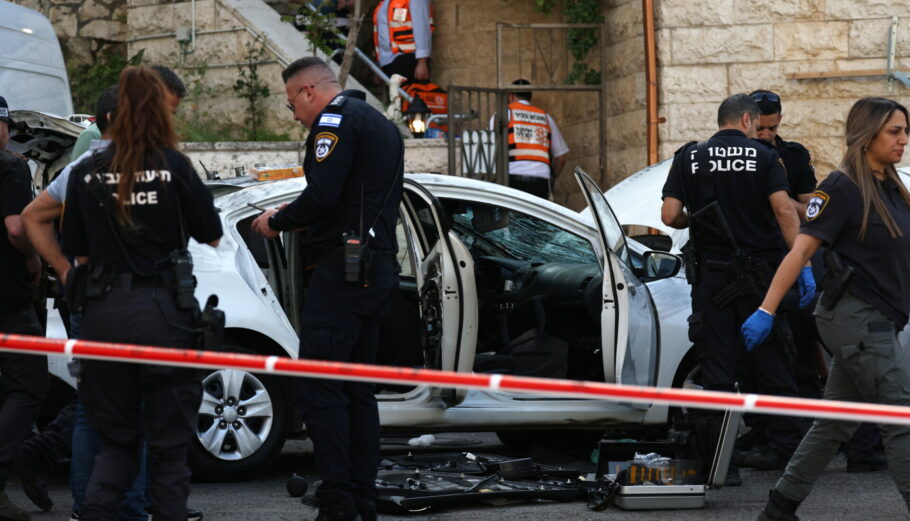 Αστυνομικοί στο σημείο της επίθεσης στην Ιερουσαλήμ © EPA/ATEF SAFADI