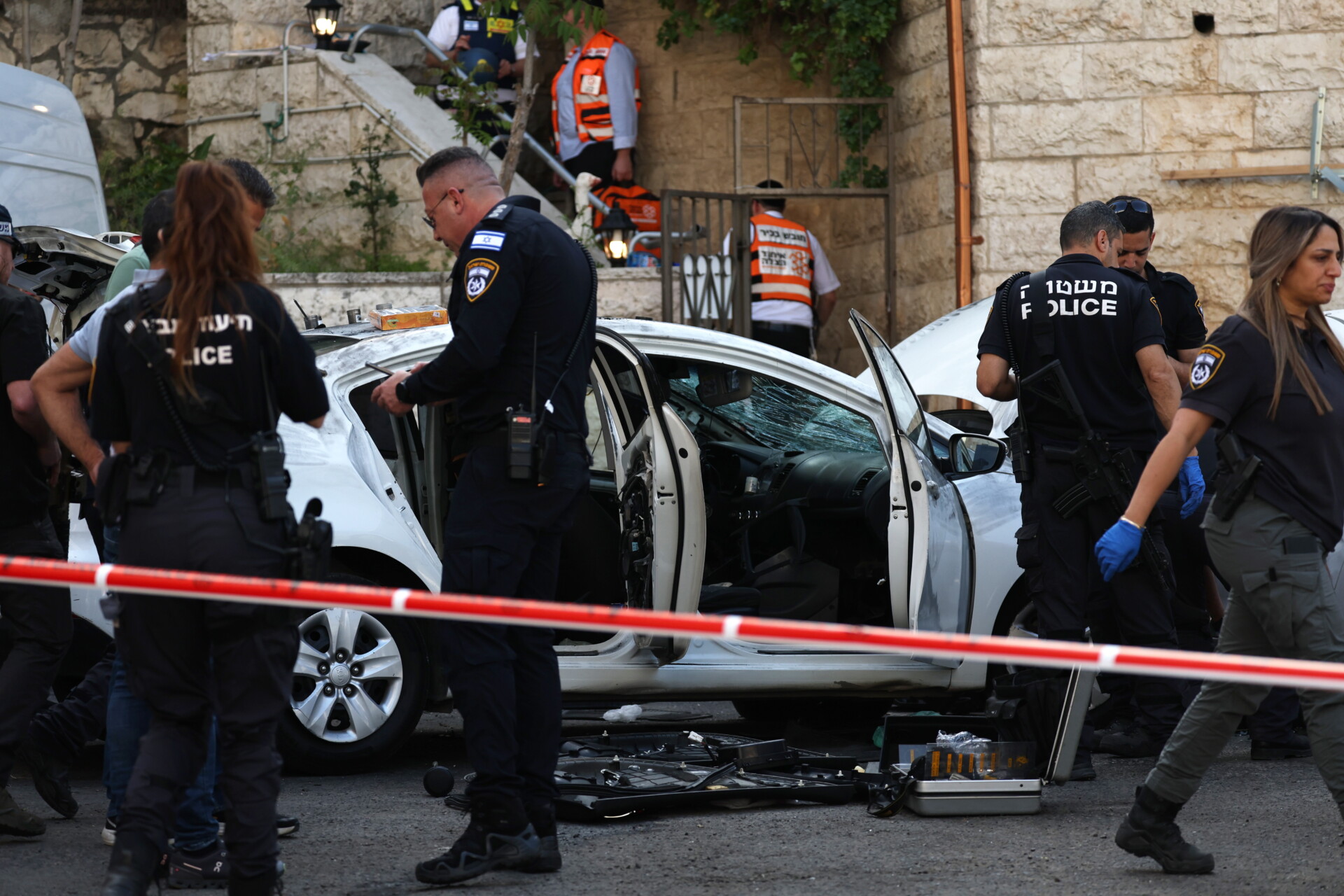 Αστυνομικοί στο σημείο της επίθεσης στην Ιερουσαλήμ © EPA/ATEF SAFADI