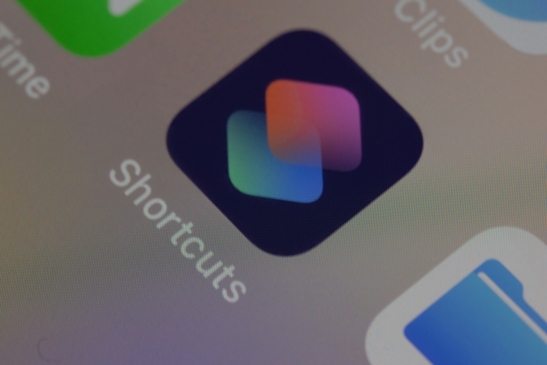 Η εφαρμογή shortcuts στα iPhone © Unsplash