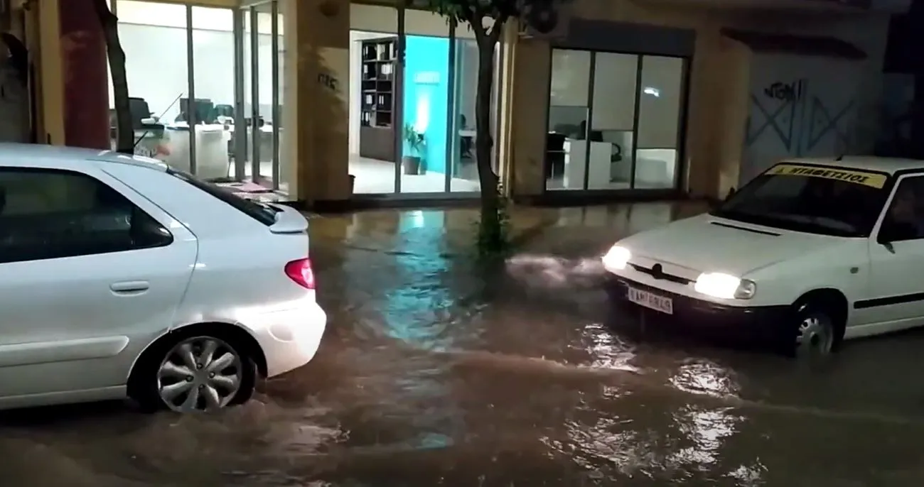 Οι δρόμοι της Καρδίτσας πλημμύρισαν τα ξημερώματα του Σαββάτου.@ Printscreen/Karditsa Press