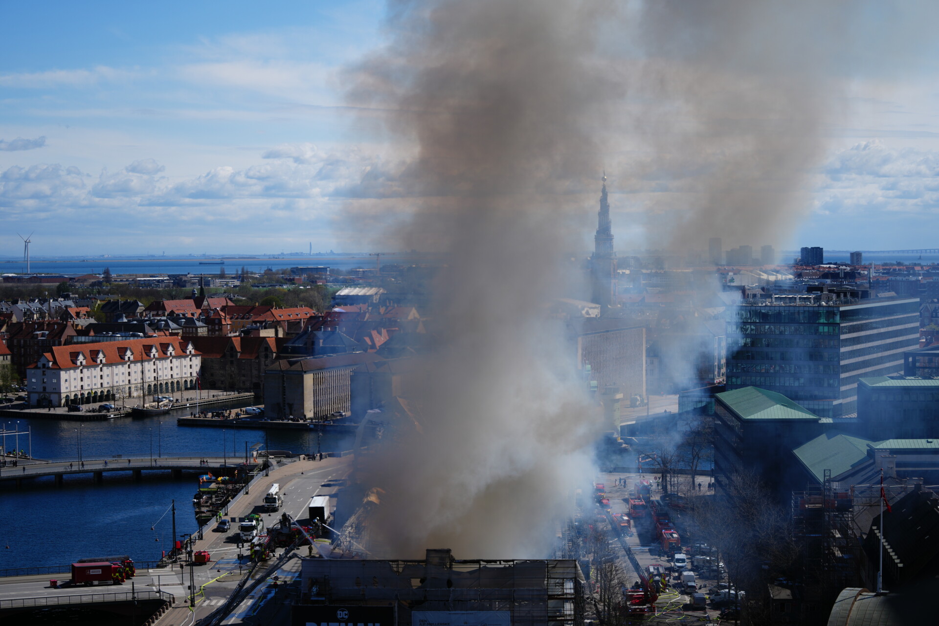 Φωτιά στο παλαιό κτίριο του Χρηματιστηρίου της Κοπεγχάγης © EPA/Ida Marie Odgaard