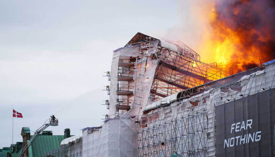 Φωτιά στο παλαιό κτίριο του Χρηματιστηρίου της Κοπεγχάγης © EPA/Ida Marie Odgaard
