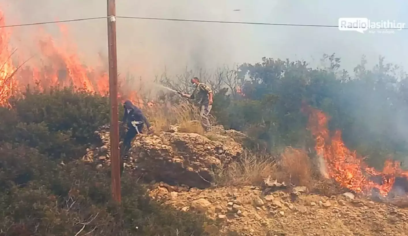 Φωτιά στο Λασίθι: Ενισχύθηκαν οι δυνάμεις, διάσπαρτες οι εστίες