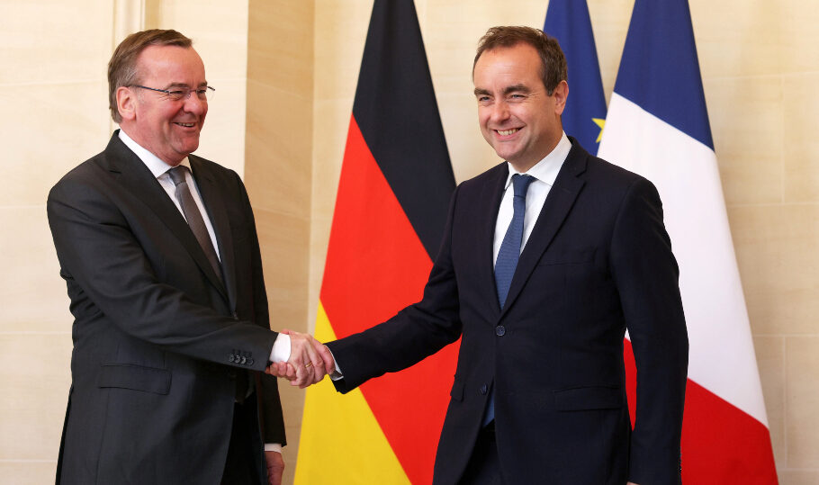 Ο Γάλλος υπουργός Άμυνας Sebastien Lecornu και ο Γερμανός ομόλογός του Boris Pistorius© EPA/THOMAS SAMSON / POOL MAXPPP OUT