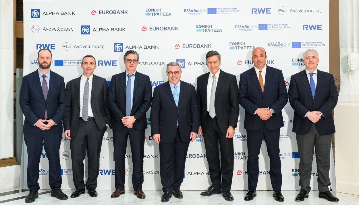 Ο Διοικητής της Ειδικής Υπηρεσίας Συντονισμού του Ταμείου Ανάκαμψης, Ορέστης Καβαλάκης, ο Αναπληρωτής Διευθύνων Σύμβουλος της Eurobank και Επικεφαλής Corporate & Investment Banking, Κωνσταντίνος Βασιλείου, ο Διευθύνων Σύμβουλος της RWE Renewables Hellas Μ.Α.Ε. και της ΜΕΤΩΝ Ενεργειακή Α.Ε., Κώστας Παπαμαντέλλος, ο CEO του Ομίλου Alpha Bank, Βασίλης Ψάλτης, ο Chief of Wholesale Banking της Alpha Bank, Γιάννης Εμίρης, ο Διευθύνων Σύμβουλος της ΔΕΗ Ανανεώσιμες Α.Ε. και Πρόεδρος Δ.Σ. της ΜΕΤΩΝ Ενεργειακή Α.Ε., Κωνσταντίνος Μαύρος και ο Γενικός Διευθυντής Εταιρικής & Επενδυτικής Τραπεζικής της Εθνικής Τράπεζας, Βασίλης Καραμούζης © ΔΤ