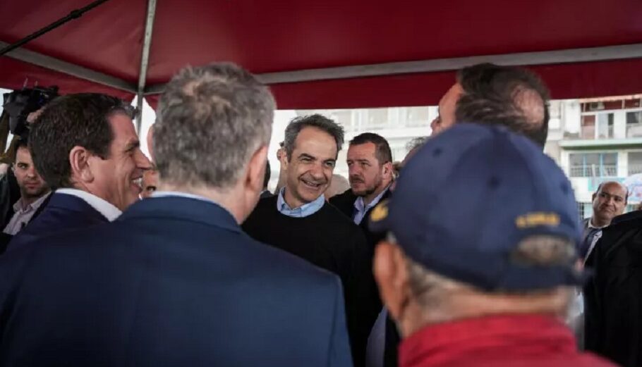 Επίσκεψη του Πρωθυπουργού Κυριάκου Μητσοτάκη στην Λέσβο, Παρασκευή 19 Απριλίου 2024. Στιγμιότυπο από το τελωνείο Μυτιλήνης, όπου συναντήθηκε με Τούρκους τουρίστες και συνομίλησε με άντρες του Λιμενικού@eurokinissi