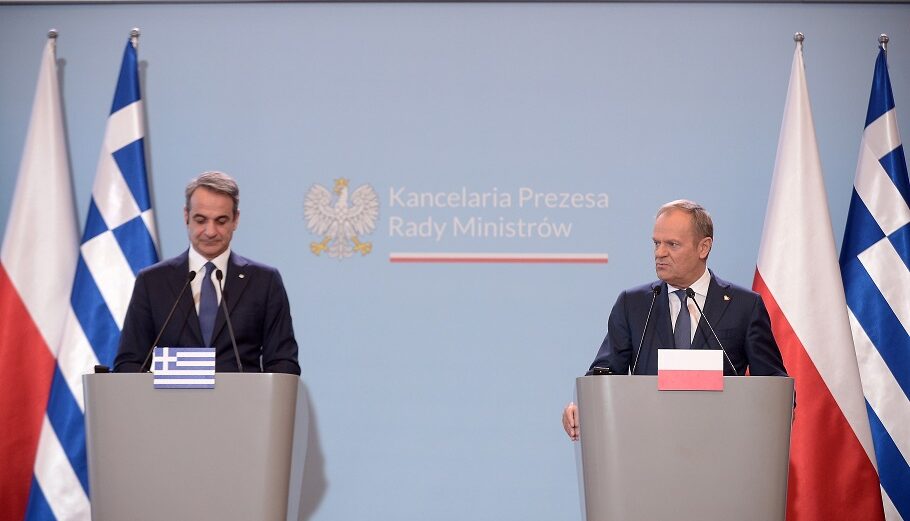 Ο πρωθυπουργός της Πολωνίας Ντόναλντ Τουσκ) και ο Κυριάκος Μητσοτάκης παραχωρούν κοινή συνέντευξη Τύπου μετά τη συνάντησή τους στο πρωθυπουργικό γραφείο στη Βαρσοβία@EPA/Marcin Obara POLAND OUT
