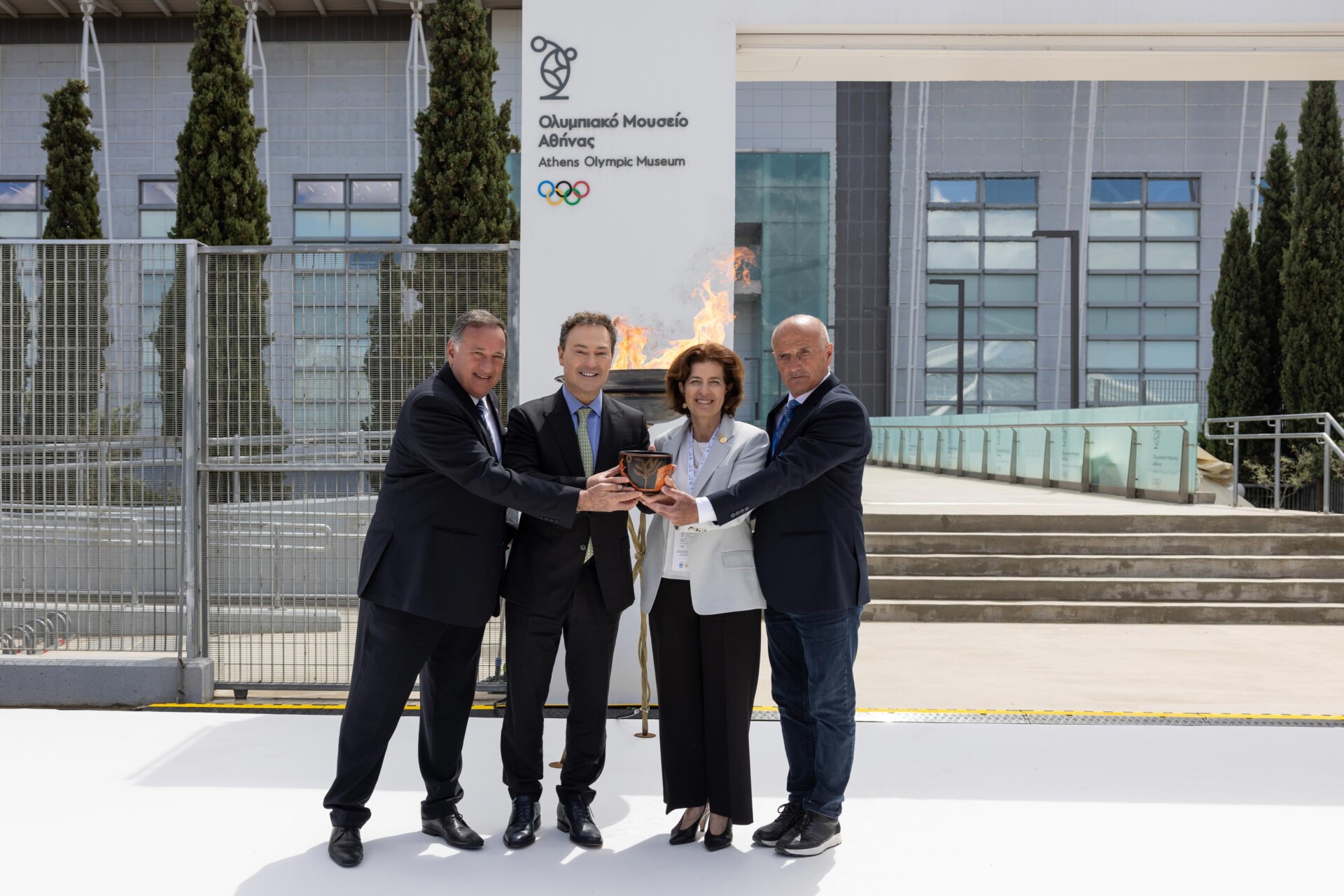 O Πρόεδρος της Ελληνικής Ολυμπιακής Επιτροπής, Σπύρος Καπράλος, ο CEO της Lamda Development, Οδυσσέας Αθανασίου, η Πρέσβης της Γαλλίας, Laurence Auer, ο Πρόεδρος της Επιτροπής Ολυμπιακής Λαμπαδηδρομίας, Θανάσης Βασιλειάδης