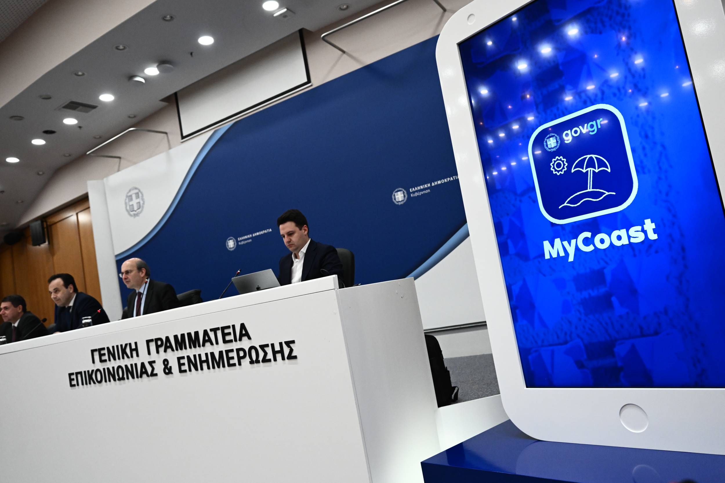 Mycoast: “Καμπάνες” έως και 60.000 ευρώ για παράνομες ομπρέλες σε παραλίες
