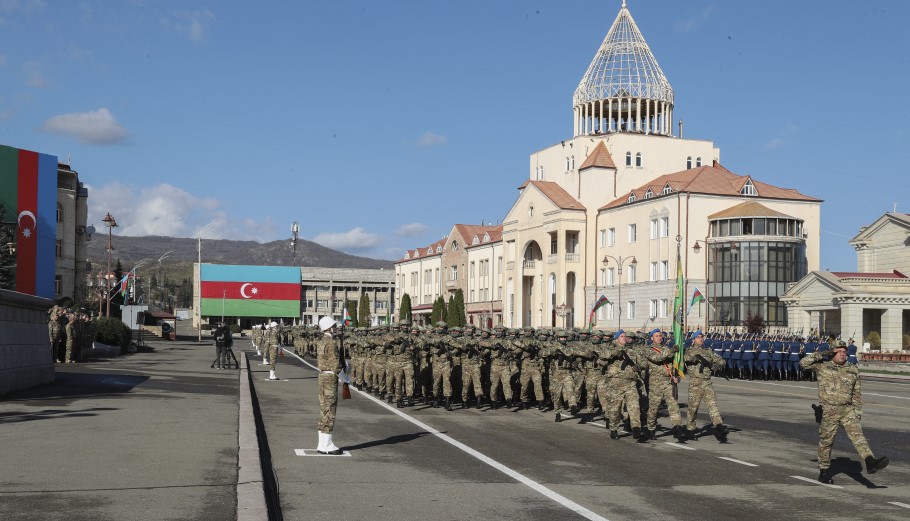 Στρατιωτική παρέλαση του Αζερμπαϊτζάν στο Ναγκόρνο Καραμπάχ © EPA/STRINGER