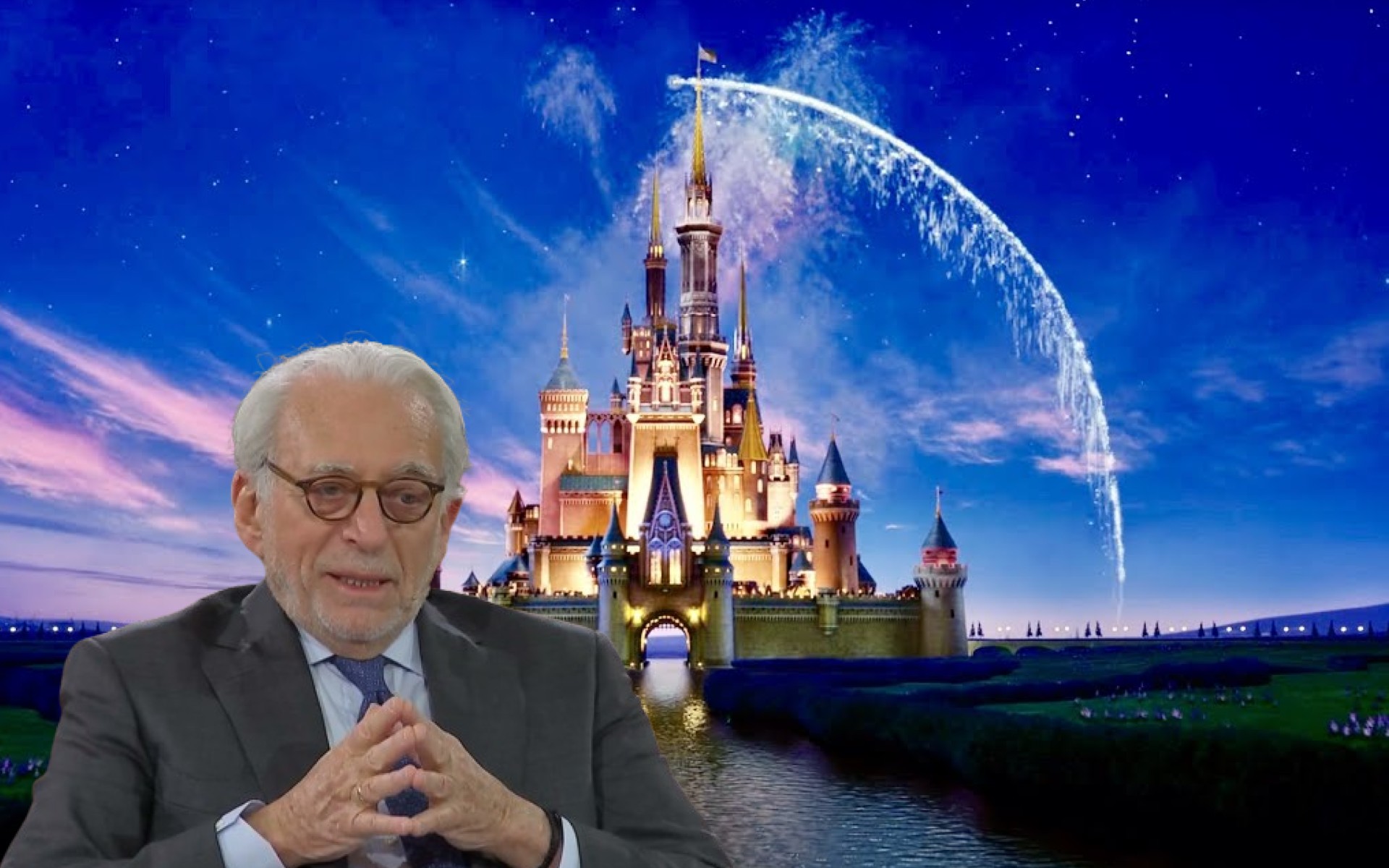 Ο Νελσον Πελτζ με φόντο το κάστρο της Walt Disney © Printscreen Youtube / powergame.gr