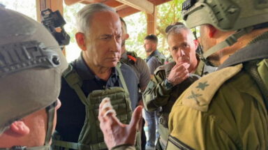 Ο πρωθυπουργός του Ισραήλ Νετανιάχου συνομιλεί με στρατιώτες © twitter/netanyahu