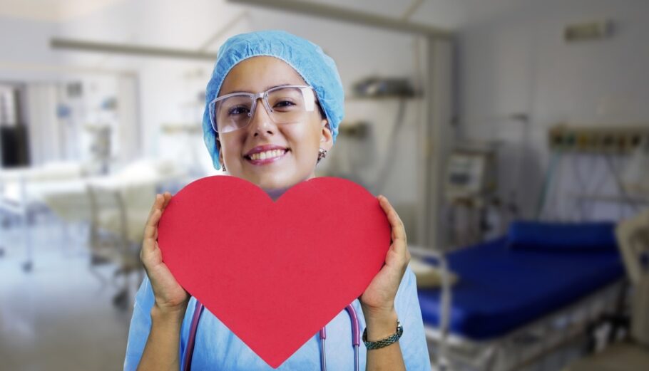 Νοσοκόμα κρατάει μία καρδιά © Pixabay