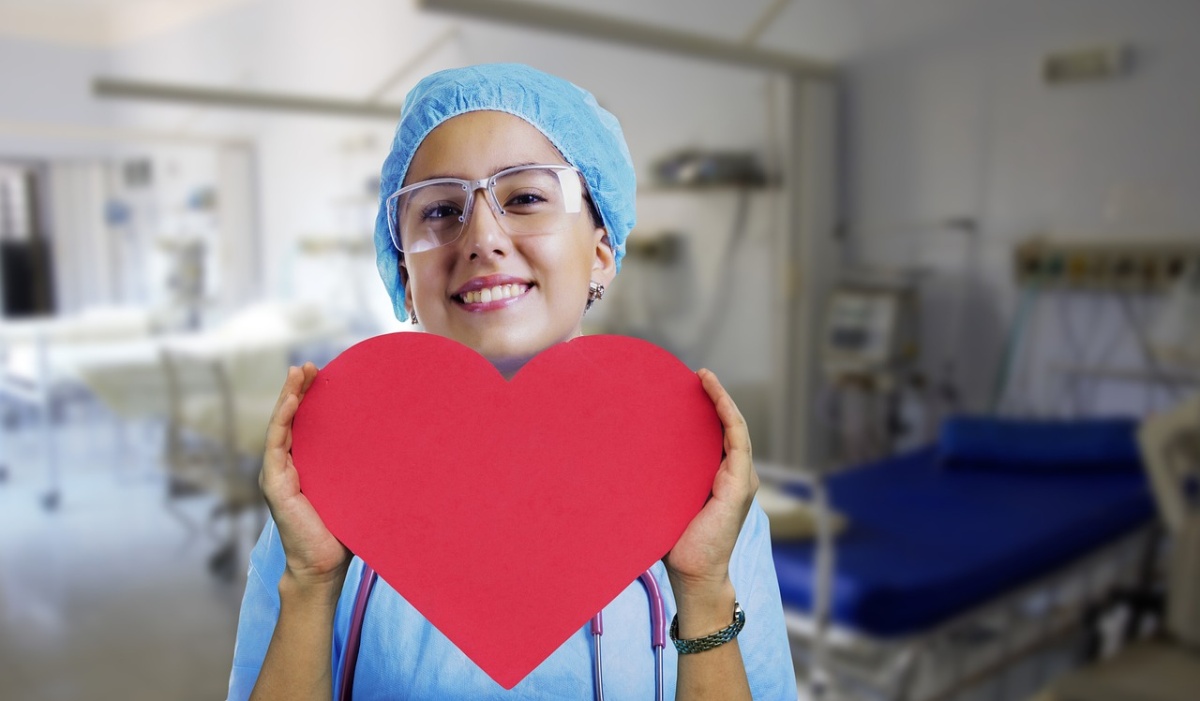 Νοσοκόμα κρατάει μία καρδιά © Pixabay