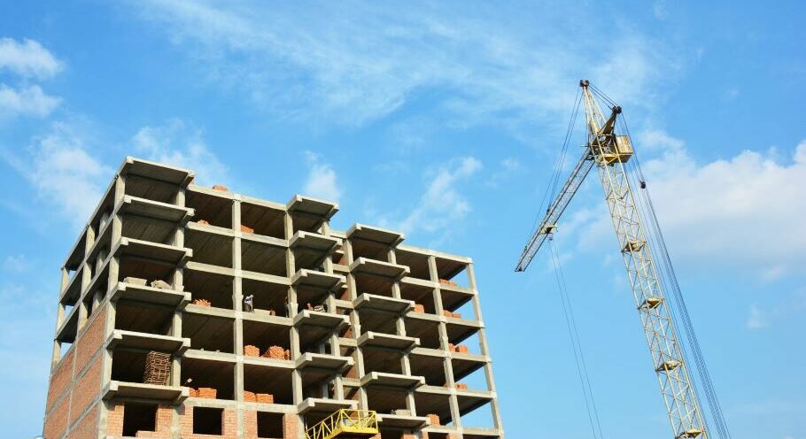 Οι 4 εκκρεμότητες που κρατούν την οικοδομή σε αναμονή
