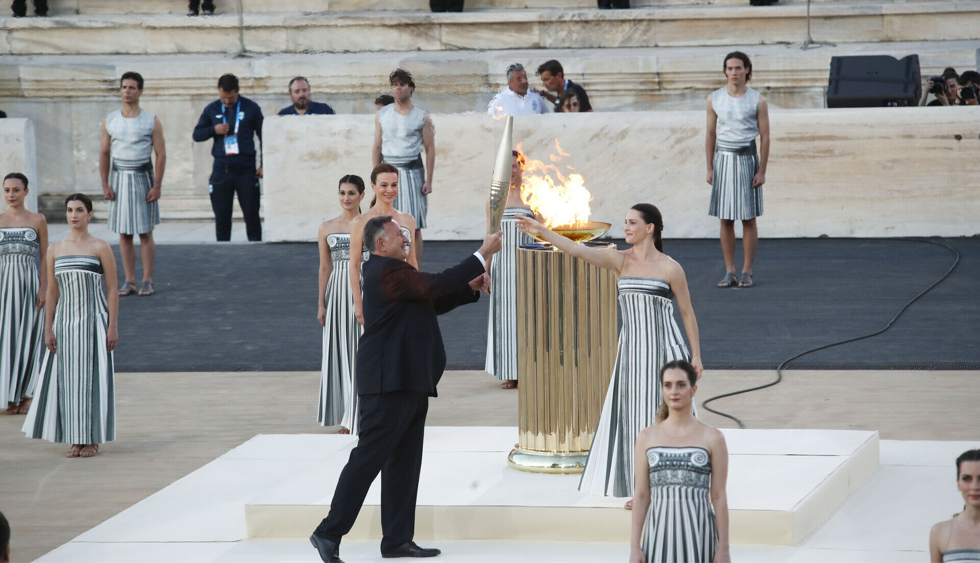 Παραδόθηκε η Ολυμπιακή Φλόγα στη Γαλλία © Intime