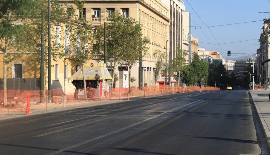 Πανεπιστημίου: Ατύχημα με ανοιχτό διώροφο τουριστικό λεωφορείο
