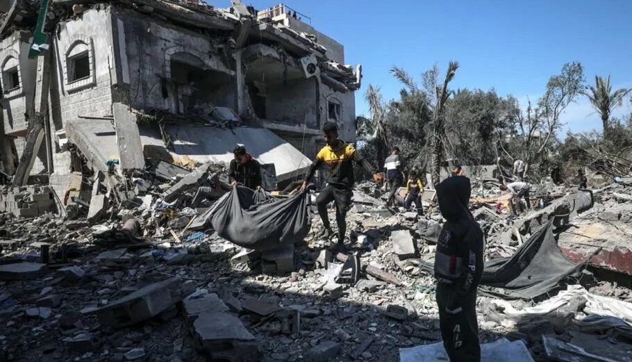Eρείπια ενός κατεστραμμένου σπιτιού μετά από ισραηλινή αεροπορική επιδρομή στην πόλη Ντέιρ Αλ Μπαλάχ στη νότια Λωρίδα της Γάζας@EPA, MOHAMMED SABER