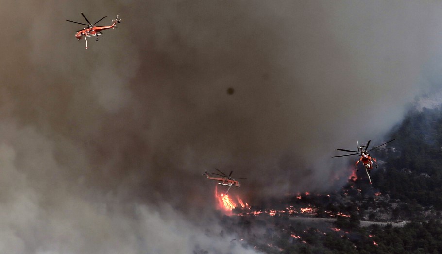 Πυρκαγιά © EPA/KOSTAS TSIRONIS