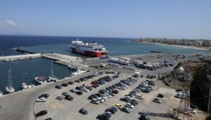 Δέμενα τα πλοία στα λιμάνια: Απαγορευτικό απόπλου από Ραφήνα και Λαύριο μέχρι το μεσημέρι