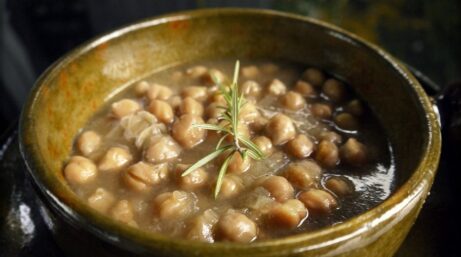 Ένα από τα πιο ξακουστά πιάτα στη Σίφνο, η παραδοσιακή ρεβιθάδα © cycladesmap.gr