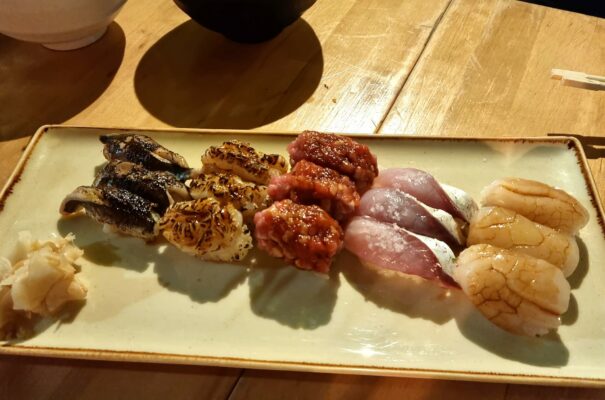 Από τα δημοφιλέστερα πιάτα σούσι στο Sushimou © Πάνος Πουρνάρας