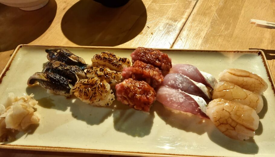 Από τα δημοφιλέστερα πιάτα σούσι στο Sushimou © Πάνος Πουρνάρας