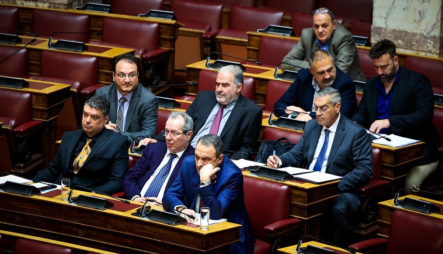Οι Σπαρτιάτες στη Βουλή © Eurokinissi
