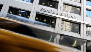 S&P: Αμετάβλητη στο BBB η Ελλάδα με σταθερό το outlook – “Αγκάθια” το δημογραφικό και το ισοζύγιο